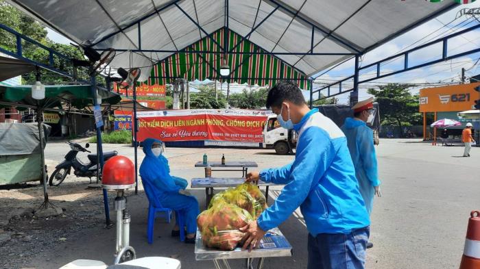 Quỹ tiếp tục trao các nhu yếu phẩm cho cán bộ nhân viên và các chốt kiểm dịch trên địa bàn TP.Hồ Chí Minh (01/08/2021)